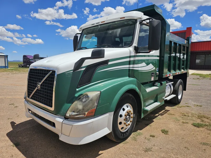 Volvo VNL 7m3 Acorazado Muelles 2013 - Motor Cummins - 640,309 millas - foto 3 - en venta Chihuahua