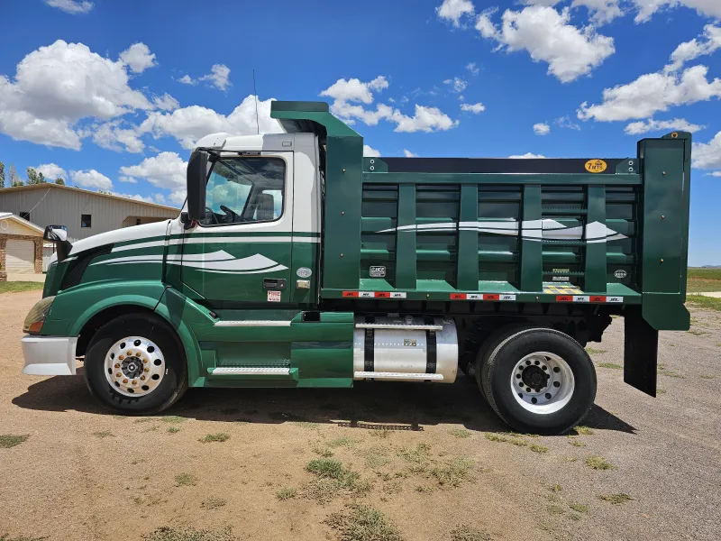 Volvo VNL 7m3 Acorazado Muelles 2013 - Motor Cummins - 640,309 millas - foto 4 - en venta Chihuahua