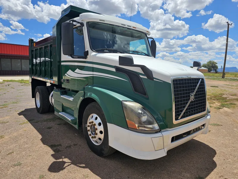 Volvo VNL 7m3 Acorazado Muelles 2013 - Motor Cummins - 640,309 millas - foto 1 - en venta Chihuahua