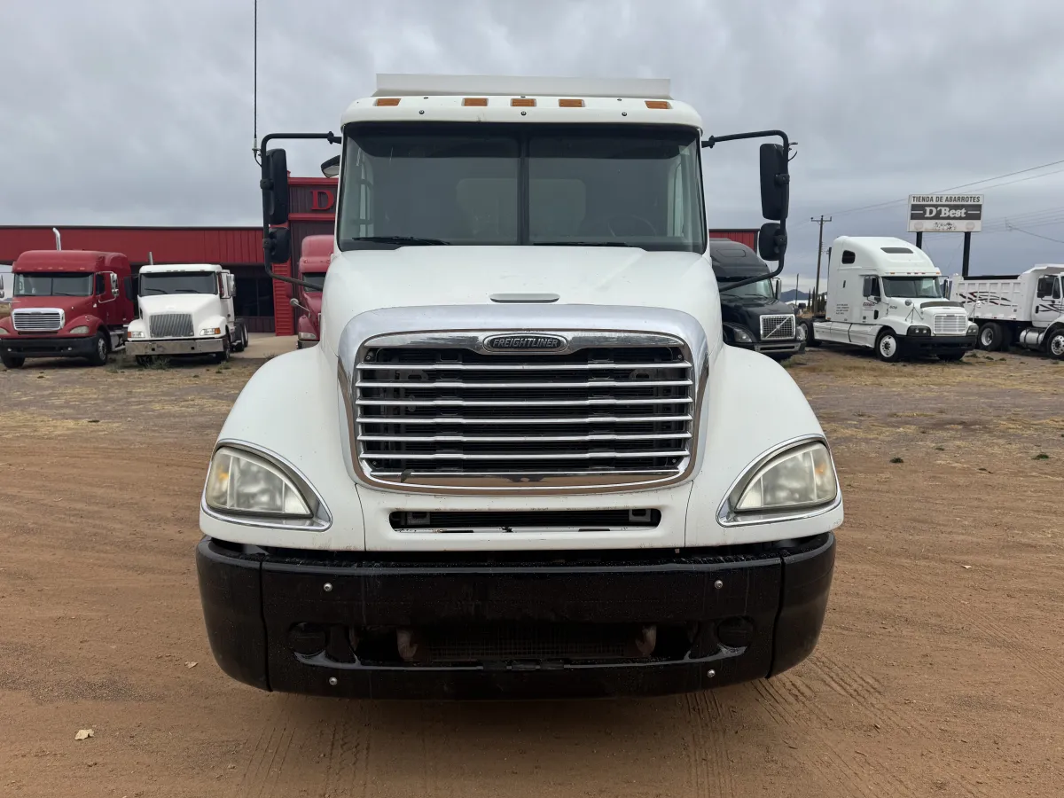 Freightliner Columbia - 13.5 Metros - Acorazado 2006 - Motor Mercedes - 329,714 millas - en venta Chihuahua