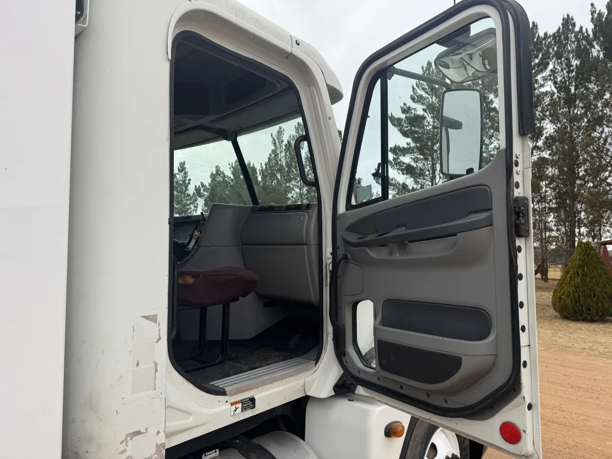 Freightliner Columbia - 13.5 Metros - Acorazado 2006 - Motor Mercedes - 329,714 millas - en venta Chihuahua