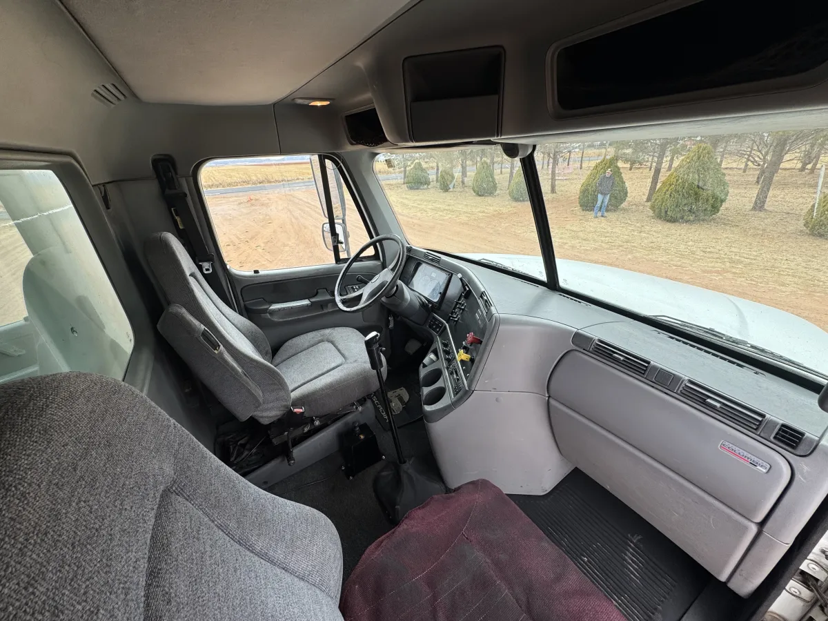 Freightliner Columbia - 13.5 Metros - Acorazado 2006 - Motor Mercedes - 329,714 millas - en venta Chihuahua