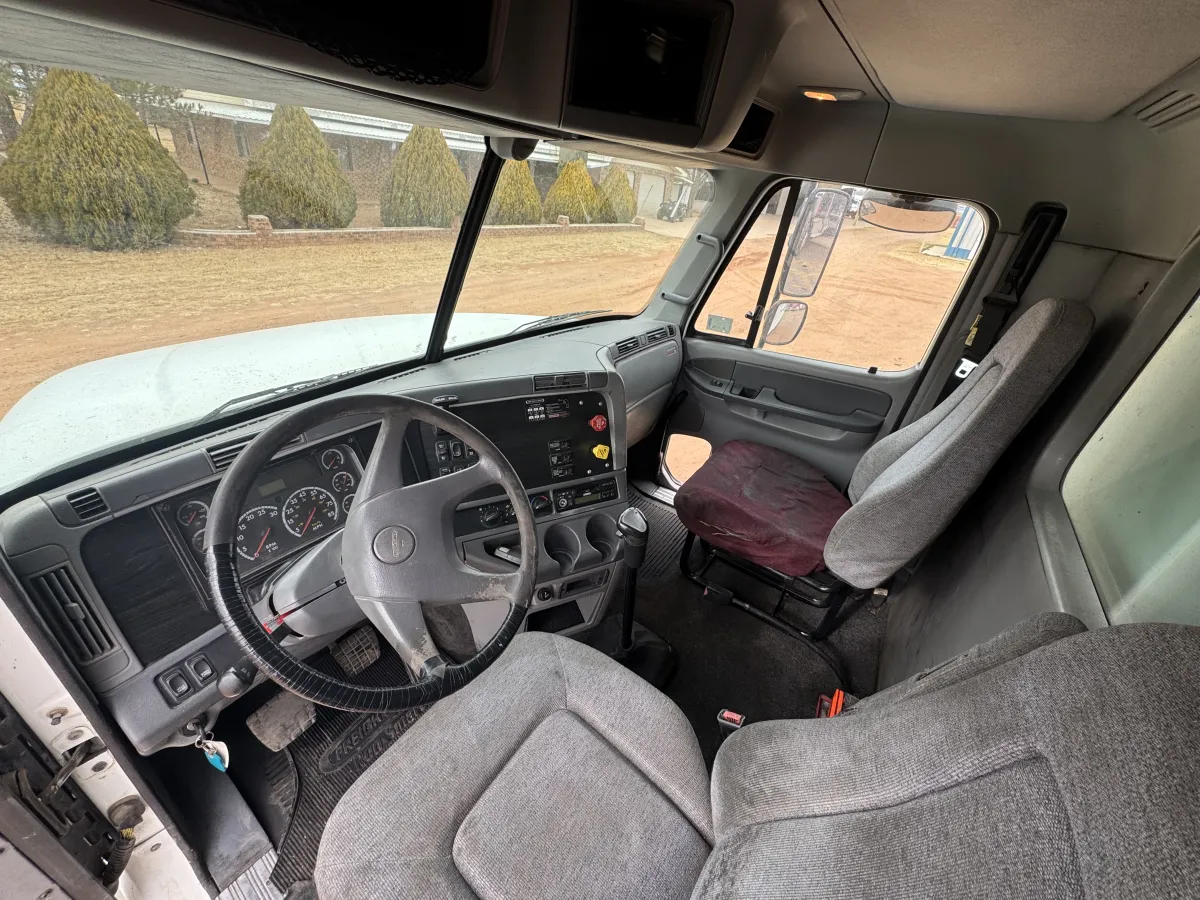 Freightliner Columbia - 13.5 Metros - Acorazado 2006 - Motor Mercedes - 329,714 millas - en venta Chihuahua