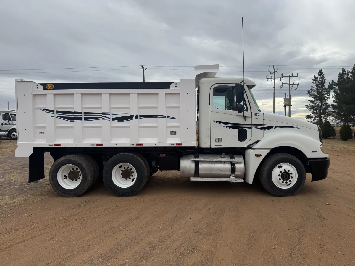 Freightliner Columbia - 13.5 Metros - Acorazado 2006 - Motor Mercedes - 329,714 millas - en venta Chihuahua