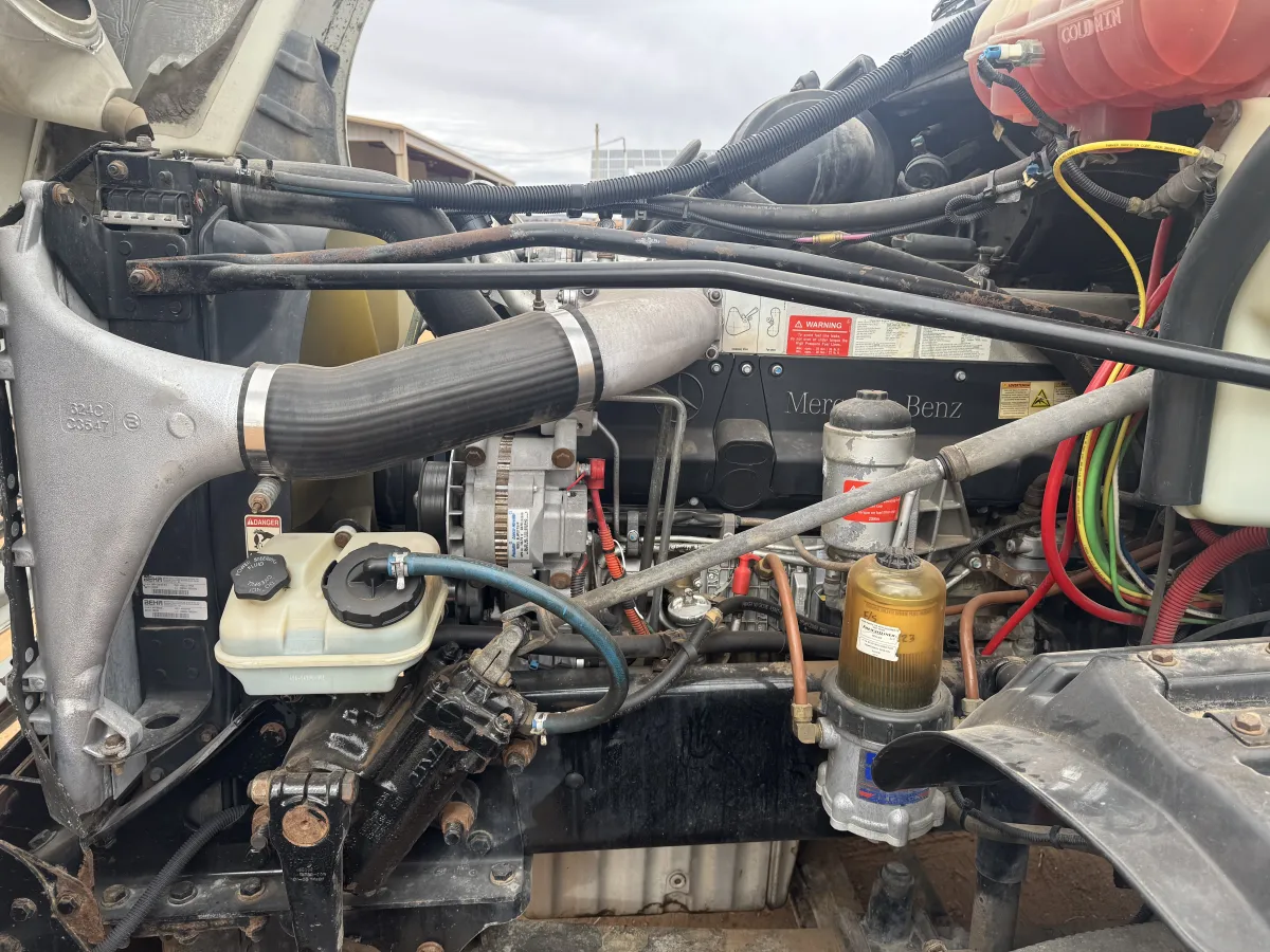 Freightliner Columbia - 13.5 Metros - Acorazado 2006 - Motor Mercedes - 329,714 millas - en venta Chihuahua