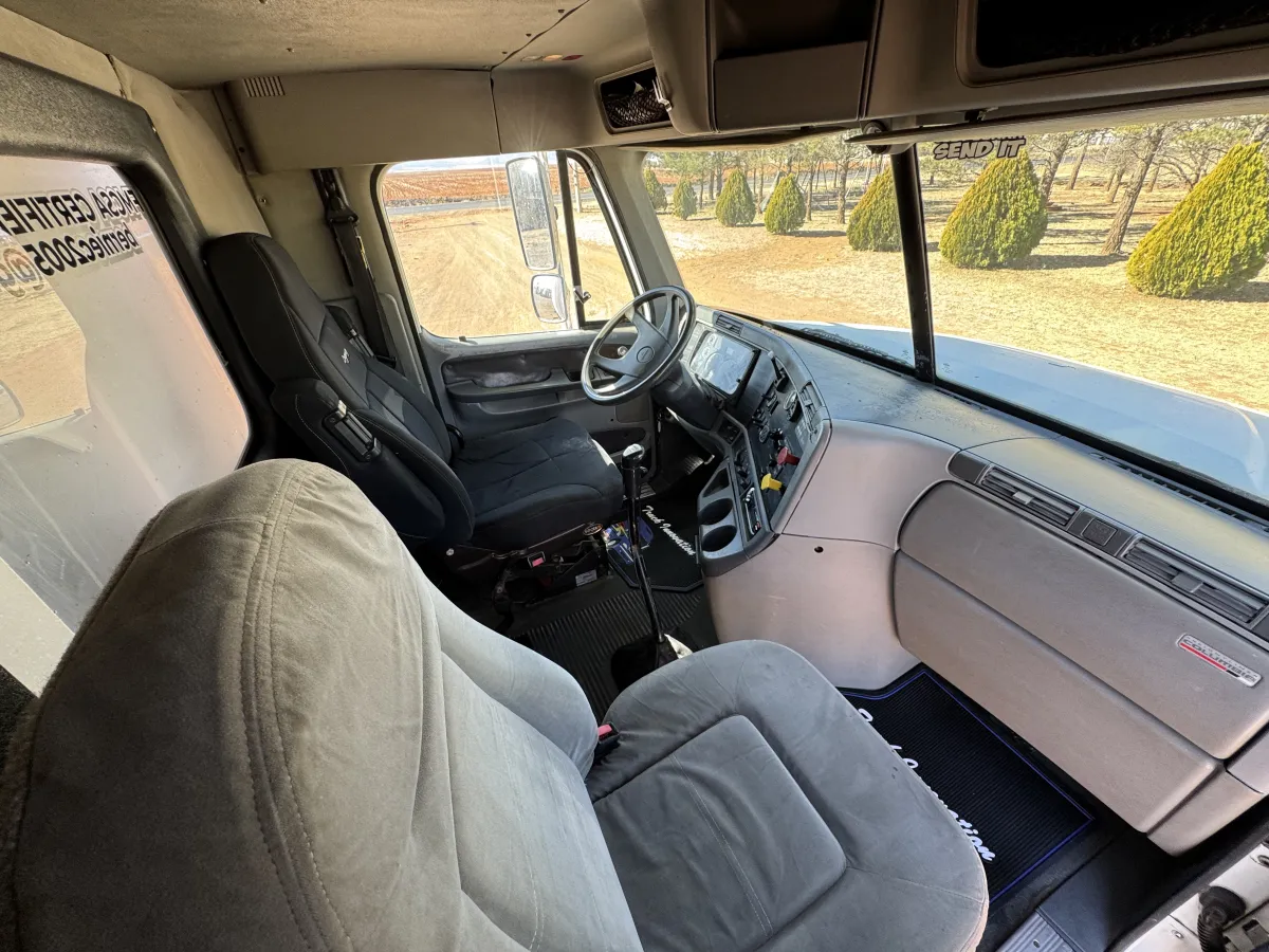 Freightliner Columbia 14 Metros - Acorazado 2004 - Motor Mercedes - 1,101,576 millas - en venta Chihuahua