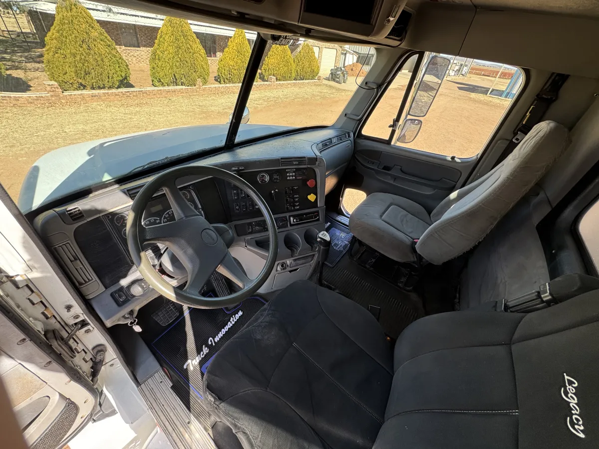 Freightliner Columbia 14 Metros - Acorazado 2004 - Motor Mercedes - 1,101,576 millas - en venta Chihuahua