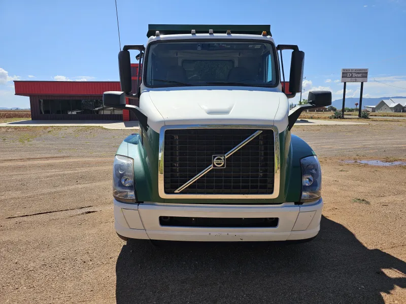 Volvo VNL 7m3 Acorazado Muelles 2016 - Motor Cummins - 964,170 millas - foto 2 - en venta Chihuahua