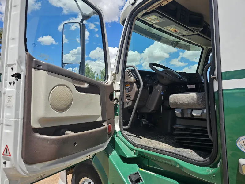 Volvo VNL 7m3 Acorazado Muelles 2013 - Motor Cummins - 640,309 millas - foto 13 - en venta Chihuahua